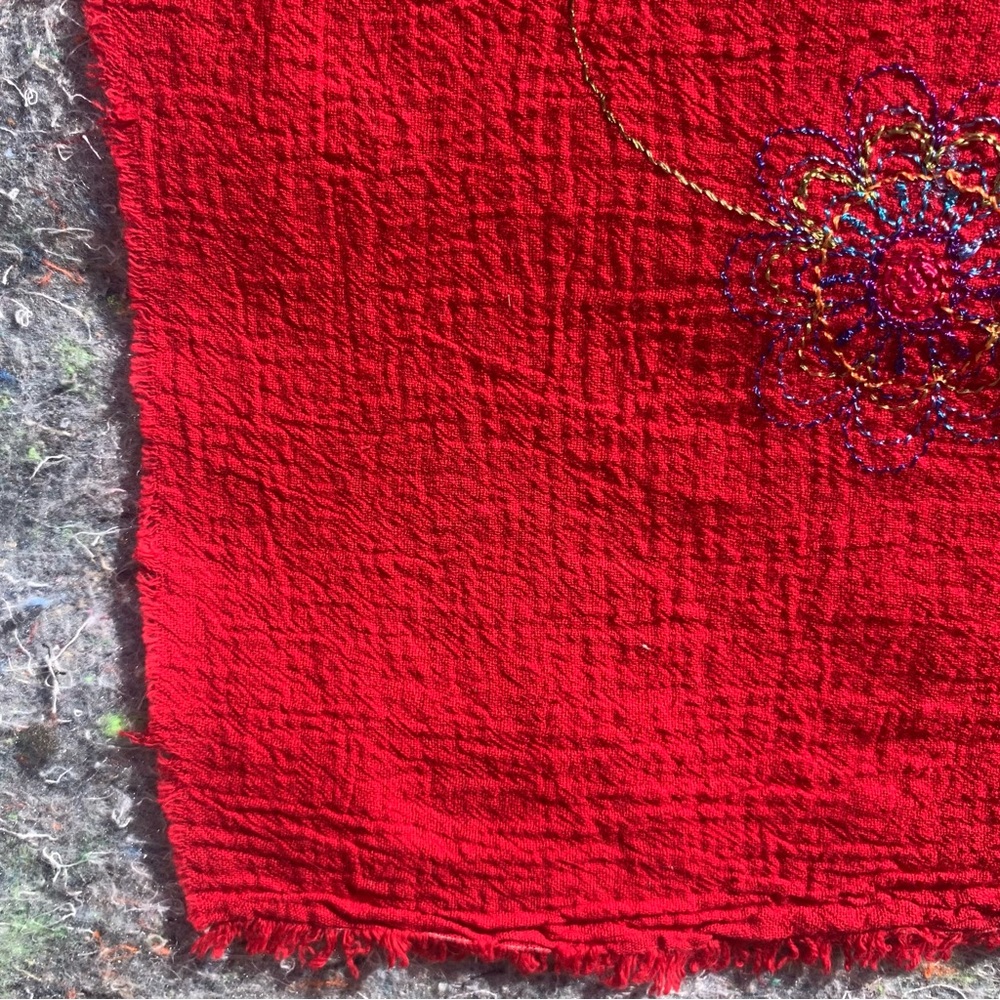 Adorable vintage 90s red cotton gauze w/ rainbow floral embroidery fabric sewing - Picture 9 of 16
